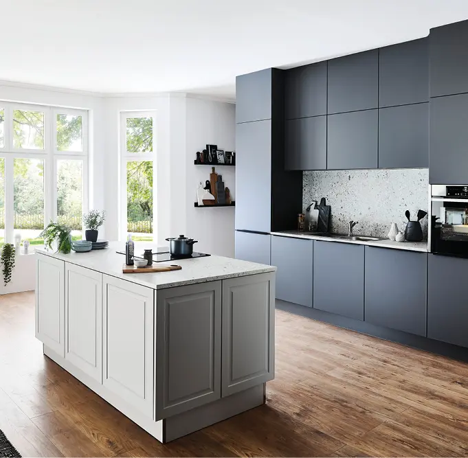 Moderne Designküche in Dunkelgrau mit eleganter Kochinsel und heller Fensterfront. Stilvolle Einbauküche mit viel Stauraum, Naturstein-Arbeitsfläche und zeitgemäßem Küchendesign.